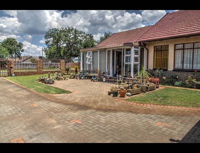 3 BEDROOM HOUSE FOR SALE IN KEMPTON PARK AH